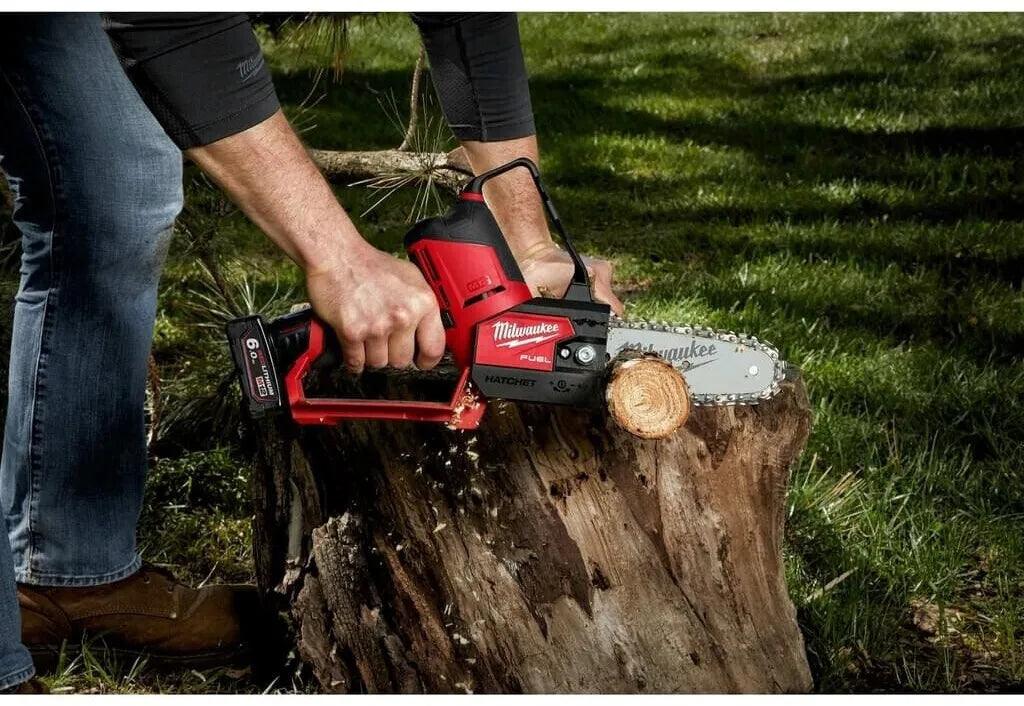 Tronçonneuse d'élagage Milwaukee 12V Li-Ion FUEL + 2 batteries 6Ah I Coffret HDBOX M12FHS-602X